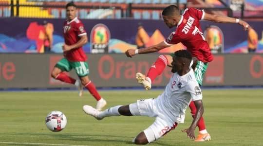 Hakim Ziyech (Ma Rốc) có một pha đi bóng rất tốt, nhưng cú sút của anh từ rìa vòng cấm lại đi chệch ra ngoài cột dọc bên trái. Dù vậy nỗ lực cá nhân vừa rồi của anh cũng rất đáng được khen ngợi. Bóng đã ở ngoài sân và sẽ có một quả phát bóng lên cho Namibia.