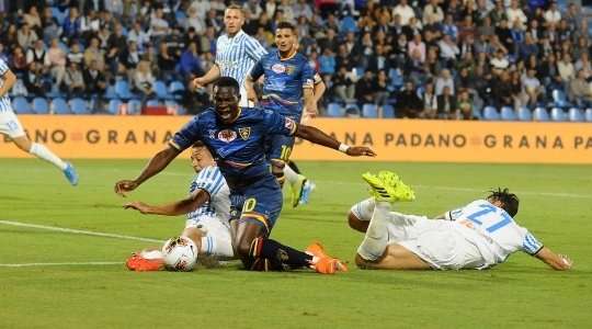 Felipe (Spal) cướp được quả bóng từ đối thủ nhưng bị phạt vì phạm lỗi. Trọng tài ngay lập tức cắt còi. Trọng tài thổi còi và chỉ tay vào chấm phạt đền. Đó sẽ là một quả phạt đền cho Lecce.