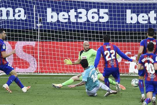 Vào! Marc Cardona Rovira tung một đường chuyền tuyệt vời đến vị trí của Ruben Garcia (Osasuna) trong vòng cấm, và cầu thủ này tận dụng rất tốt cơ hội để dứt điểm gọn gàng vào góc thấp bên phải. 0:2.