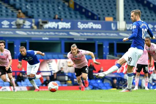 Vào! Gylfi Sigurdsson (Everton) thực hiện thành công quả penalty với một cú sút chìm vào ngay giữa khung thành, đánh bại thủ môn Kasper Schmeichel.
