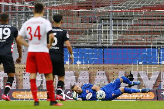 Mark Uth (Köln) phung phí một cơ hội lớn để ghi bàn từ quả phạt đền. Nỗ lực của anh đi vào góc thấp bên trái, nhưng Florian Kastenmeier đã thực hiện một pha cản phá xuất sắc.