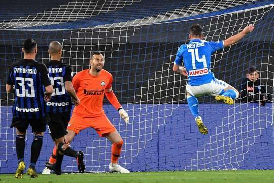 Vào! Jose Callejon là người kiến tạo và Dries Mertens (Napoli) cho thấy một sự quyết tâm tuyệt vời trong pha không chiến để đánh đầu tung lưới khung thành đối phương. Tỉ số là 2:0.
