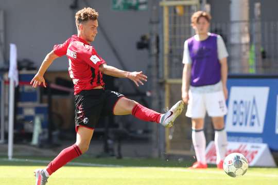 Một pha dứt điểm đẹp mắt của Gian-Luca Waldschmidt (Freiburg)! Anh ấy một đón quả tạt trong vòng cấm, khống chế bóng gọn gàng và dứt điểm với một cú sút mạnh như đại bác, đập cột dọc bên phải vào góc dưới khung thành.