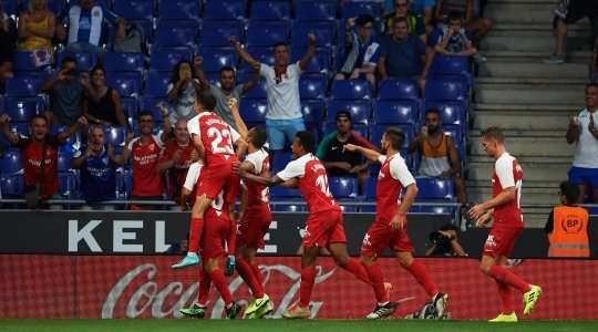 Vào! Nolito (Sevilla) len lỏi qua các cầu thủ đối phương trước khi tung một cú sút tuyệt diệu từ rìa vòng cấm vào góc thấp bên phải mành lưới. Thủ môn Diego Lopez đã không có cơ hội nào để chạm vào quả bóng. Tỉ số là 0:2.