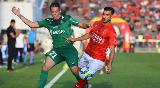 Romain Hamouma (St Etienne) nhận một chiếc thẻ vàng từ tay của trọng tài chính, Thomas Leonard. Và bởi vì nó là chiếc thứ hai trong trận đấu này, một chiếc thẻ đỏ được rút ra và Romain Hamouma (St Etienne) bị đuổi.