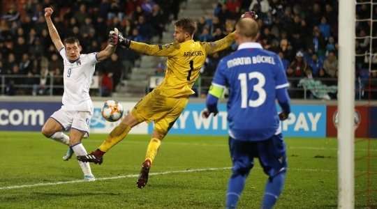 VÀO! Bóng được treo vào từ quả phạt góc và Andrea Belotti (Ý) chạy chỗ rất tốt để tung một cú đánh đầu thẳng vào góc thấp bên phải. Tỉ số của trận đấu đã được nâng lên: 0:2.