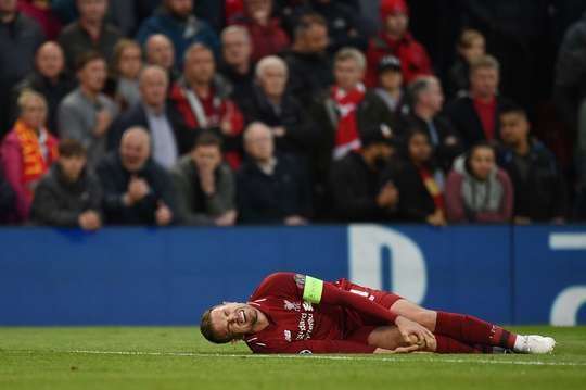 Jordan Henderson (Liverpool) đang nằm sân sau pha tranh bóng trước đó và đội ngũ y tế đang được gọi vào để giúp anh ấy.
