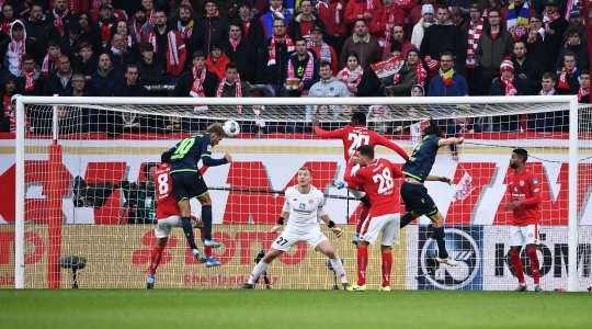Sebastian Andersson (Union Berlin) thể hiện sự nhạy bén của mình trong một tình huống phạt góc và đánh đầu thành bàn. Pha dứt điểm của anh ấy đi vào phía trong cột dọc bên phải.