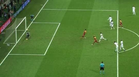 Vào! Selcuk Inan (Galatasaray) thực hiện thành công quả penalty với một cú sút chìm vào ngay giữa khung thành, đánh bại thủ môn Guilherme.