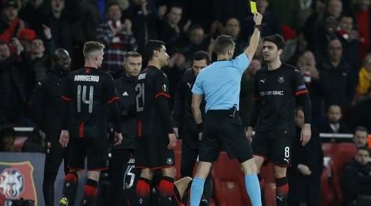 Clement Grenier (Rennes) tranh cãi với trọng tài và anh ấy không nên làm như vậy thêm lần nào nữa, một chiếc thẻ vàng đã được rút ra cho thái độ không đúng mực.