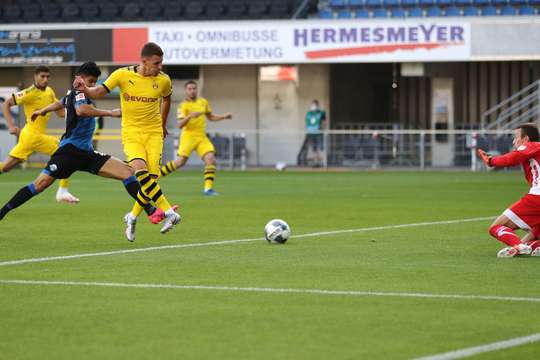 Vào! Thorgan Hazard (Dortmund) sút bóng bật ra vào góc phải phía dưới sau khi bóng đến chỗ anh ấy trong vòng cấm. Tỉ số là 0:1.