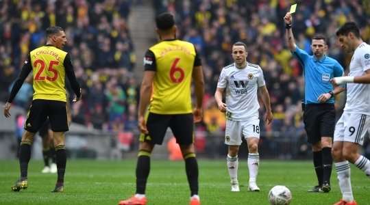 Jose Holebas (Watford) bị phạt thẻ sau khi làm ngã đối phương. Trọng tài Michael Oliver đã có một quyết định dễ dàng.