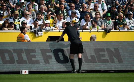 Chờ đã! Trọng tài Manuel Grafe muốn xem xét lại bàn thắng của Dortmund qua hệ thống VAR. Có vẻ như ông muốn kiểm tra xem liệu bóng đã đi hết sân hay chưa trong tình huống trước đó.