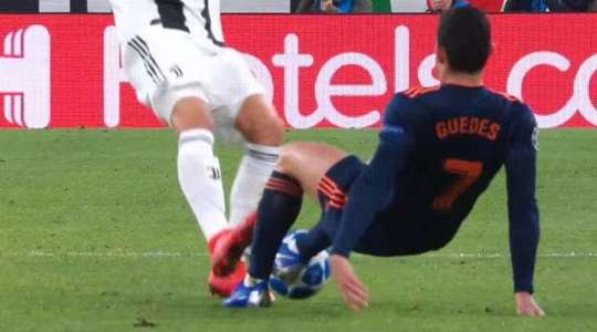 Rodrigo Bentancur (Juventus) bị cảnh cáo bằng một chiếc thẻ vàng cho tình huống phạm lỗi trước đó.