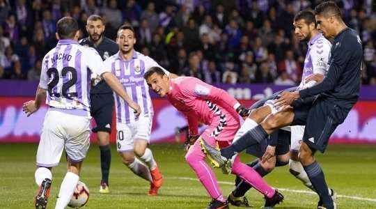 Vào! Raphael Varane (Real Madrid) vừa có bàn thắng theo một cách không thể dễ dàng hơn: đưa vào lưới trống từ cự ly rất gần sau khi bóng bị bật ra từ thủ môn. Tỉ số là 1:1.