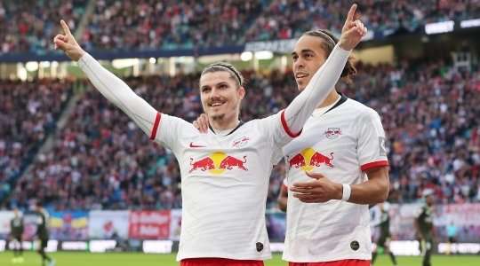 Vào! Timo Werner tung một đường chuyền tốt vào vòng cấm và bóng tìm đến Marcel Sabitzer (RB Leipzig). Cầu thủ này không bỏ lỡ vận may của mình và dễ dàng sút bóng từ cự ly gần vào lưới. 1:0.