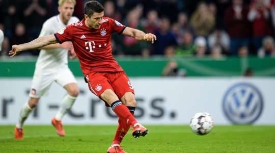 Vào! Robert Lewandowski (Bayern Munich) giành chiến thắng trên chấm phạt đền bằng một cú sút không thể cản phá, vượt qua tầm với của thủ môn Kevin Muller vào góc trái khung thành.