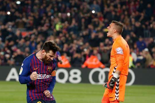 Vào! Lionel Messi (Barcelona) sút bóng vào góc phải khung thành, vượt qua tầm với của Jordi Masip dù thủ môn đã đổ người hết cỡ.
