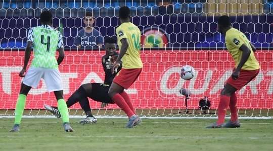 Vào! Kenneth Omeruo chuyền bóng cho Odion Ighalo (Nigeria) và cầu thủ này có một cú sút bị bị đổi hướng ngay trong vòng cấm, khiến thủ môn Andre Onana không thể làm gì được. 1:0.