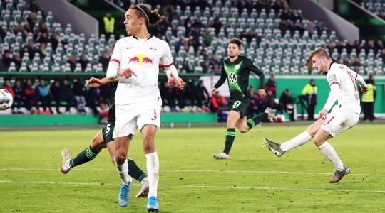 Vào! Timo Werner (RB Leipzig) len lỏi qua các cầu thủ đối phương trước khi tung một cú sút tuyệt diệu từ rìa vòng cấm vào phía trong cột dọc bên phải. Thủ môn Pavao Pervan đã không có cơ hội nào để chạm vào quả bóng. Tỉ số là 0:6.