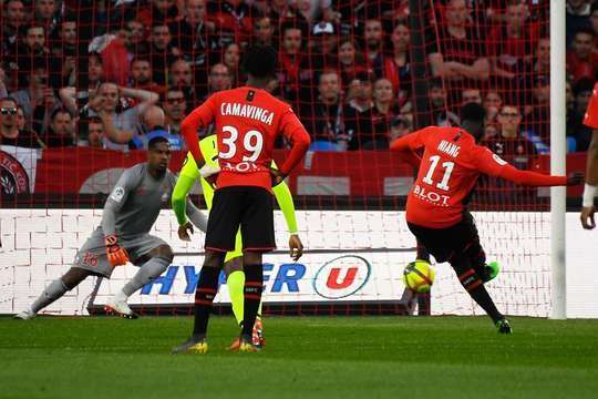 Vào! M'Baye Niang (Rennes) giành chiến thắng trên chấm phạt đền bằng một cú sút không thể cản phá, vượt qua tầm với của thủ môn Mike Maignan vào góc trái khung thành.