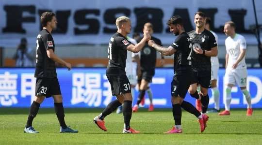 Bóng bật ra ngay trước khung thành và Tin Jedvaj (Augsburg) đánh đầu thành bàn.