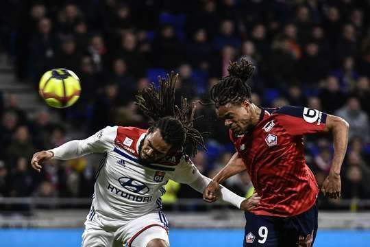 Hoan hô thủ môn Anthony Lopes! Loic Remy (Lille) đã bật rất cao để đón quả tạt và đánh đầu nguy hiểm từ cự li gần, nhưng thủ môn đã có một pha cản phá xuất sắc để bảo vệ khung thành!