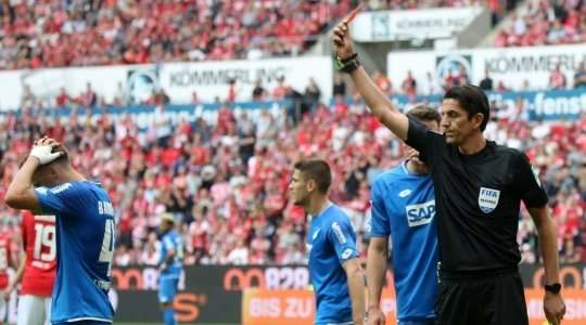Chistoph Baumgartner (Hoffenheim) có một pha phạm lỗi tồi và nhận chiếc thẻ vàng thứ hai và điều đó có nghĩa là anh ấy bị đuổi.