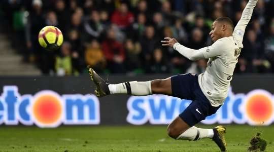 Kylian Mbappe (Paris SG) vừa thể hiện khả năng ma thuật của mình! Bàn thắng đến từ một cú sút đưa bóng vào góc cao bên trái khung thành!