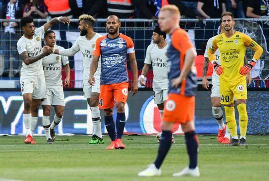 Đây chắc chắn không phải là điều mà Ambroise Oyongo (Montpellier) mong muốn. Nỗ lực ngăn cản một đường chuyền tấn công của đối phương và anh ấy đã đưa bóng về lưới nhà. Tỉ số lúc này là 0:1.