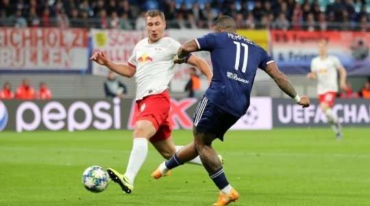 Vào! Một sai lầm tồi tệ từ đối phương đã trao tặng một cơ hội cho Memphis Depay (Lyon), người đưa bóng vào lưới từ cự li gần. 0:1.