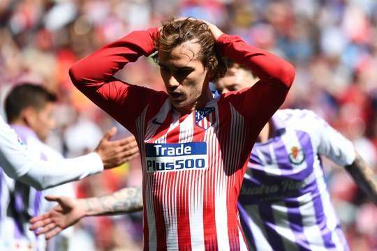 Cơ hội! Antoine Griezmann (Atl. Madrid) suýt nữa đã ghi bàn sau khi nhận một đường chuyền từ Alvaro Morata, nhưng cú sút trong vòng cấm của anh ấy bay chệch cột dọc bên phải trong gang tấc.