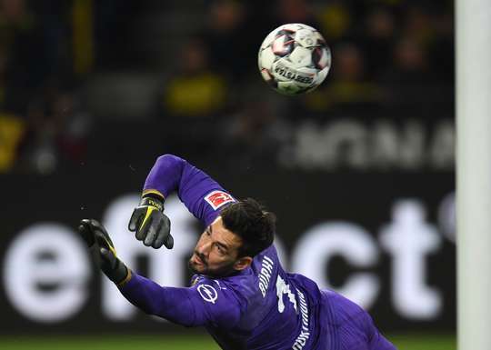VÀO! Julian Brandt cứa bóng từ vị trí đá phạt vào vòng cấm và Jonathan Tah (Bayer Leverkusen) thoát khỏi người theo kèm để tung một cú đánh đầu xuất sắc, đánh bại thủ môn Roman Burki và đưa bóng vào góc phải phía dưới. Tỉ số là 3:2.