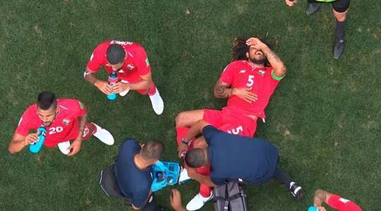 Roman Torres (Panama) đang phải trải qua những phút giây đau đớn. Chúng ta chờ xem chấn thương của anh ấy nghiêm trọng đến mức nào.