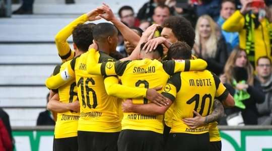 Alcacer Paco (Dortmund) thực hiện quả đá phạt từ rìa vòng cấm và ghi một bàn thắng tuyệt đẹp! Cú cứa lòng vẽ một đường cong hoàn hảo, đưa bóng vượt qua hàng rào trước khi nằm gọn trong khung thành.