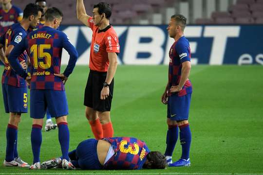Gerard Pique (Barcelona) đang yêu cầu trợ giúp y tế và trọng tài đã cho dừng trận đấu để các bác sĩ vào sân.