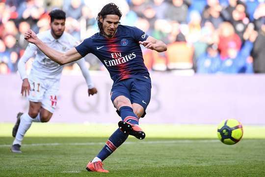 Edinson Cavani (Paris SG) đặt bóng tại chấm phạt đền và sút về phía cột dọc bên phải. Pha dứt điểm của anh không đủ lực và thủ môn Walter Benitez đã kịp đổ người đẩy bóng ra ngoài với một tình huống cứu thua xuất sắc.