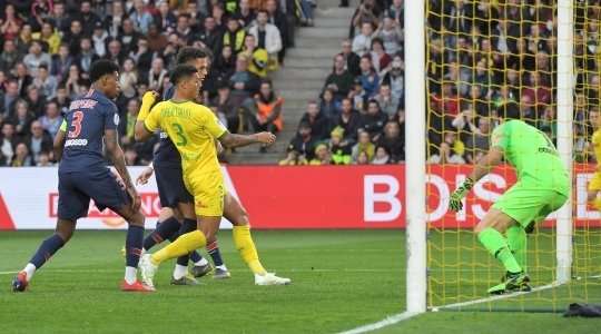 Thật không may chút nào! Dani Alves (Paris SG) nỗ lực phá bóng từ quả phạt góc của đối phương nhưng cú sút hụt của anh đã đưa bóng về lưới nhà, bóng đi một cách hiểm hóc vào góc thấp bên trái! Có lẽ anh sẽ không dám xem lại tình huống này trên tivi vào ngày mai.