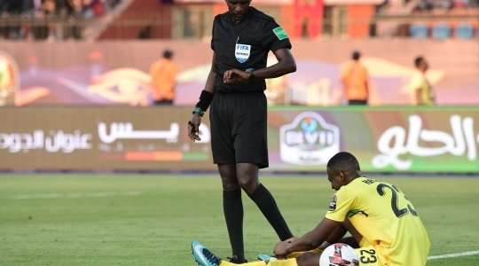 Lloyd Jr. Kazapua (Namibia) đang nằm sân trong đau đớn và anh cần sự chăm sóc y tế. Chúng ta vẫn chưa thể xác định được mức độ nghiêm trọng của chấn thương vừa rồi.