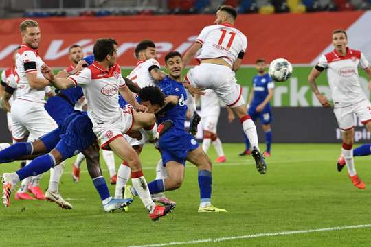 Bóng đã đi vào lưới! Bastian Oczipka thực hiện quả đá phạt và treo bóng vào trung tâm vòng cấm, đến vị trí của Weston McKennie (Schalke), người đã đánh đầu rất căng vào vào góc trái khung thành. Tỉ số là 0:1.