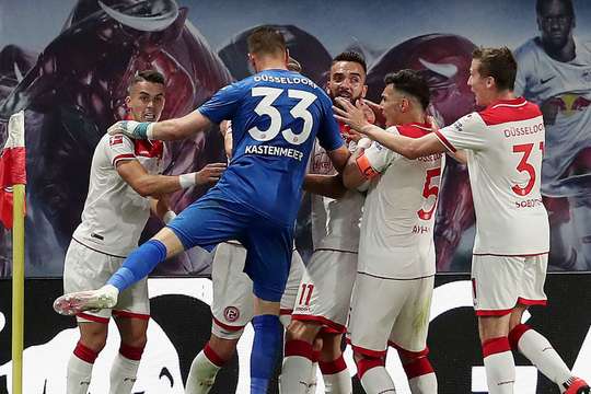 Andre Hoffmann (Dusseldorf) ghi tên mình lên bảng tỉ số bằng một cú đánh đầu chuẩn xác vào phía trong cột dọc bên trái!