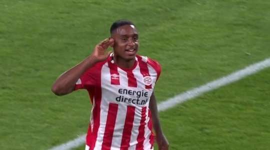 Pablo Rosario (PSV) đón một đường chuyền và kiểm soát bóng với một pha chạm một gọn gàng. Tiếp theo là một cú sút từ khoảng 25m, đưa bóng vào góc cao bên trái mành lưới.