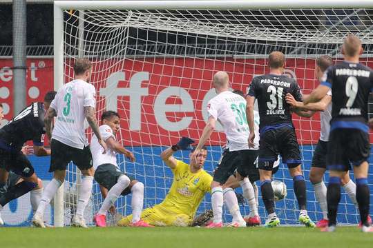 Bóng từ quả phạt góc được treo vào vòng cấm đến vị trí của Abdelhamid Sabiri (Paderborn) và cầu thủ này tung một cú sút rất căng vào ngay giữa khung thành, không cho thủ môn một cơ hội nào.