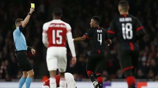 Trọng tài ngày hôm nay, Andris Treimanis quyết định phạt thẻ vàng đối với Edson Mexer (Rennes) vì một pha tắc bóng thô bạo.