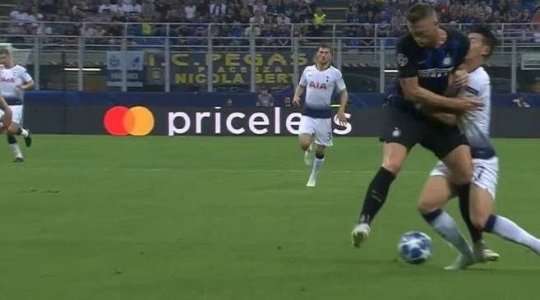 Thẻ vàng. Milan Skriniar (Inter) bị cảnh cáo sau cú vào bóng ác ý nhằm vào một cầu thủ đối phương.