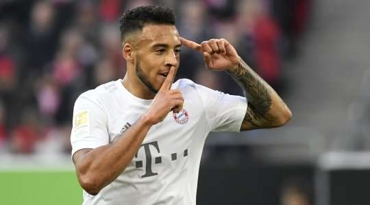 Vào! Một sai lầm tồi tệ từ đối phương đã trao tặng một cơ hội cho Corentin Tolisso (Bayern Munich), người đưa bóng vào lưới từ cự li gần. 0:2.