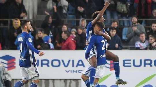 Vào! Lionel Carole là người kiến tạo còn Joia Nuno Da Costa (Strasbourg) là một sát thủ thật sự. Anh kết thúc đường căng ngang bằng một cú đánh đầu lạnh lùng từ cự ly gần vào góc trái khung thành. Tỉ số là 1:0.