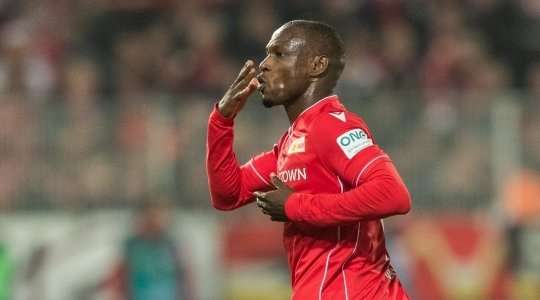 Vào! Anthony Ujah (Union Berlin) thể hiện nền tảng kỹ thuật tuyệt vời của mình với một cú sút một chạm từ ngay bên ngoài vòng cấm, bóng đi vào sát mép trong cột dọc bên trái. Tỉ số là 1:2.