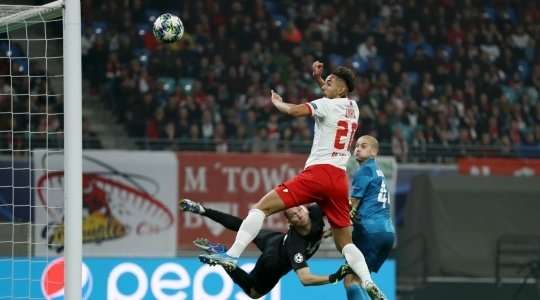 Marcel Sabitzer (RB Leipzig) lấy bóng tại rìa vòng cấm và tung cú sút một chạm không hề do dự. Anh ấy sút bóng xuất sắc khi nó đi vào góc trái phía trên. Có thể thực hiện tốt hơn không? Chắc chắn là không. 2:1.