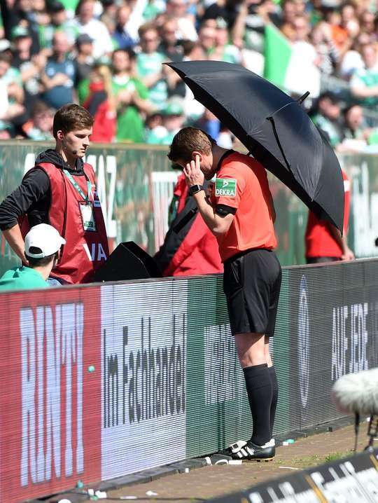 Trọng tài Felix Brych ra ký hiệu VAR và sẽ xem lại băng ghi hình. Liệu sẽ có một quả penalty cho Werder Bremen hay không, chúng ta cùng chờ xem!